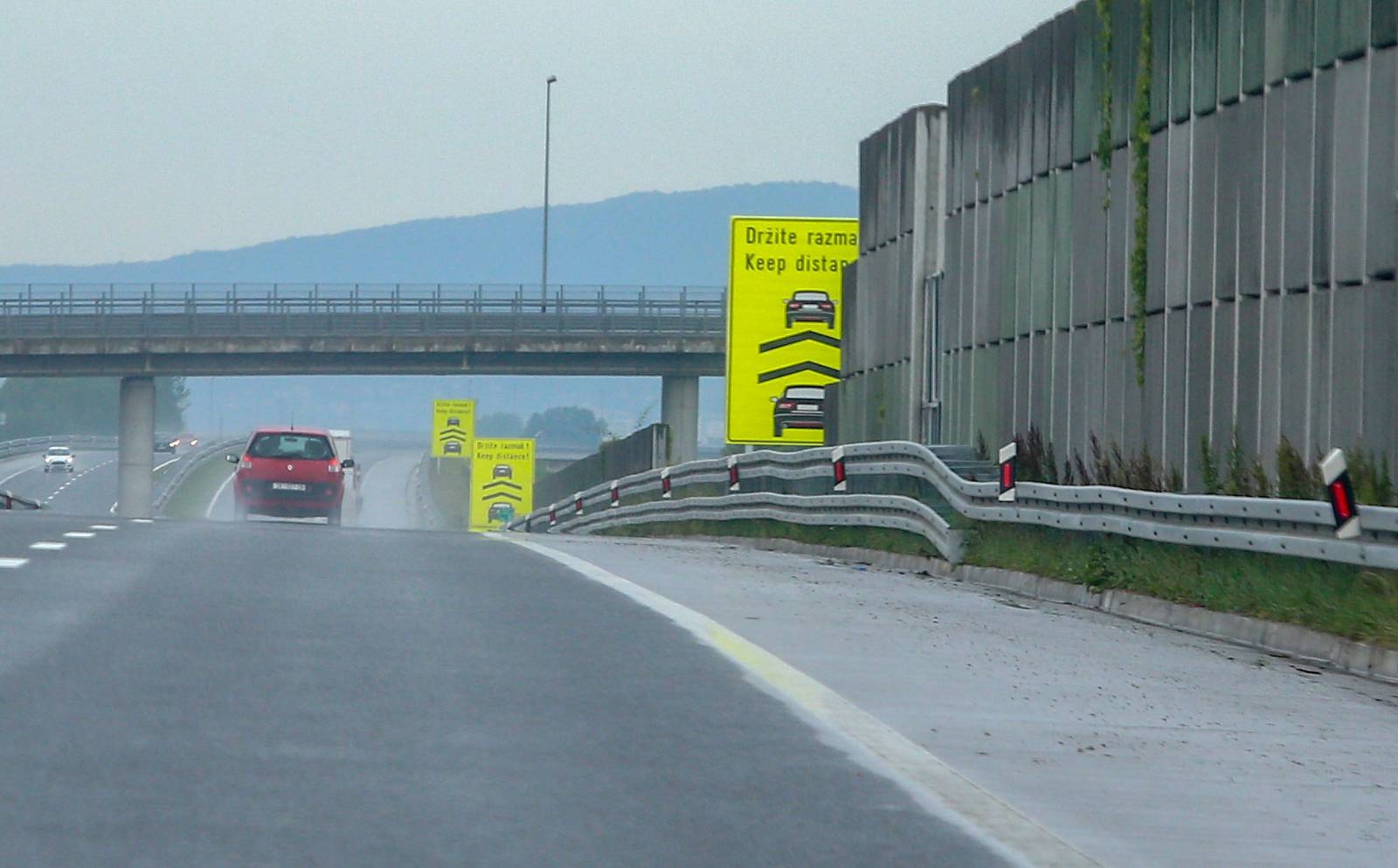Zagreb: Na autocestama postavljeni novi prometni znakovi Držite razmak