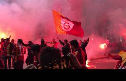 Navijači Galatasaraya 'morem' su baklji 'zapalili' dio Istanbula