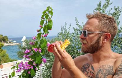 Ivan Pažanin pozirao s čašom vina na plaži i pokazao svoje isklesano tijelo i veliku tetovažu