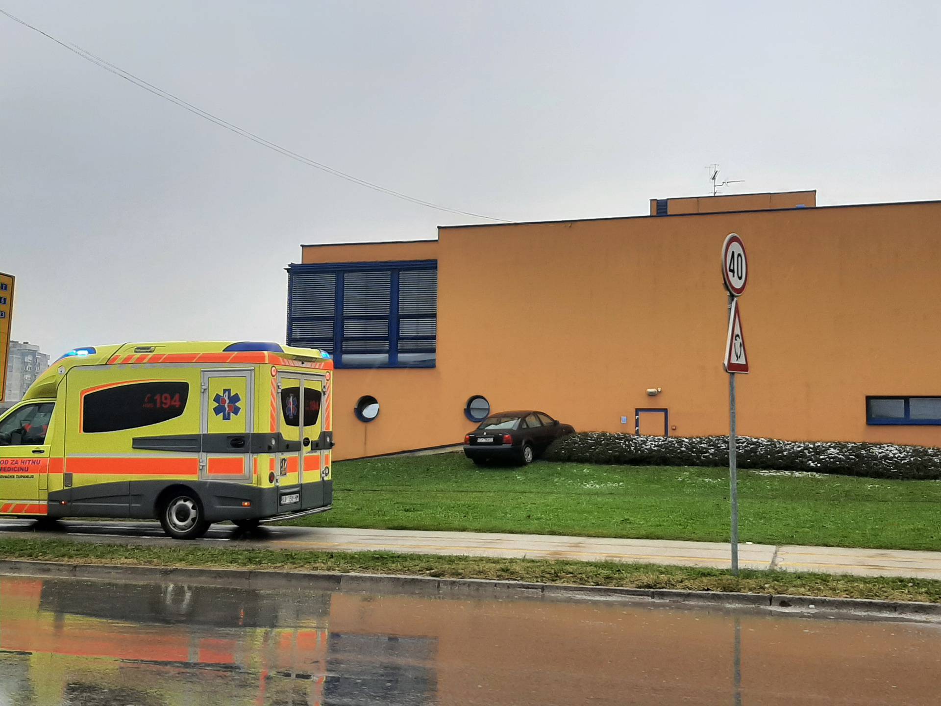 Autom se zabio u knjižnicu u Karlovcu, stigla i Hitna pomoć