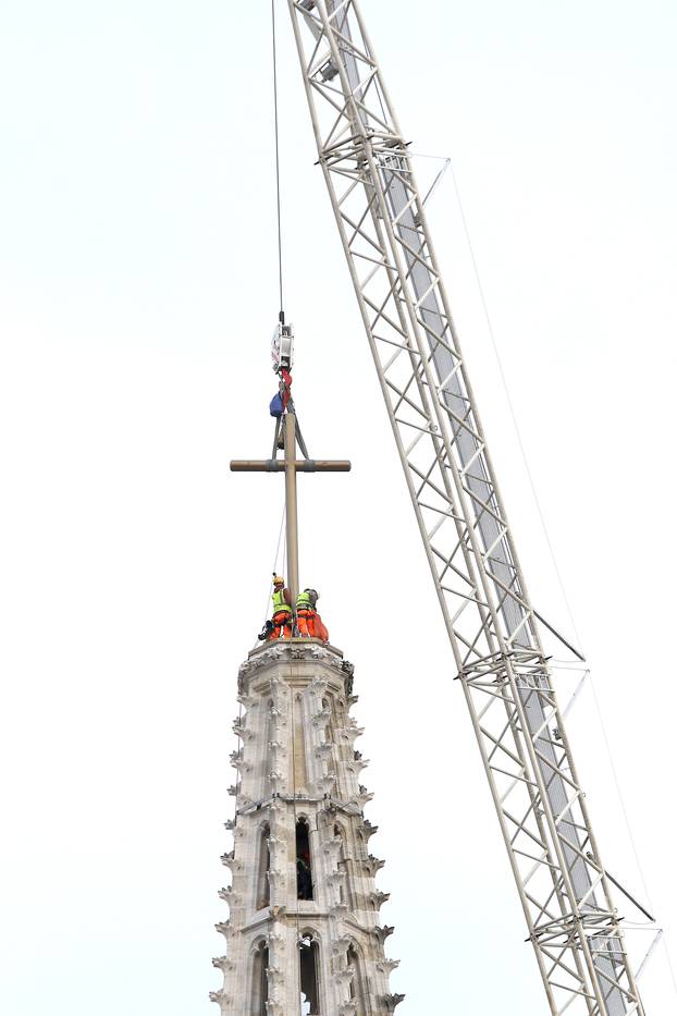 Zagreb: Na južni toranj katedrale rano jutros je postavljen zamjenski križ
