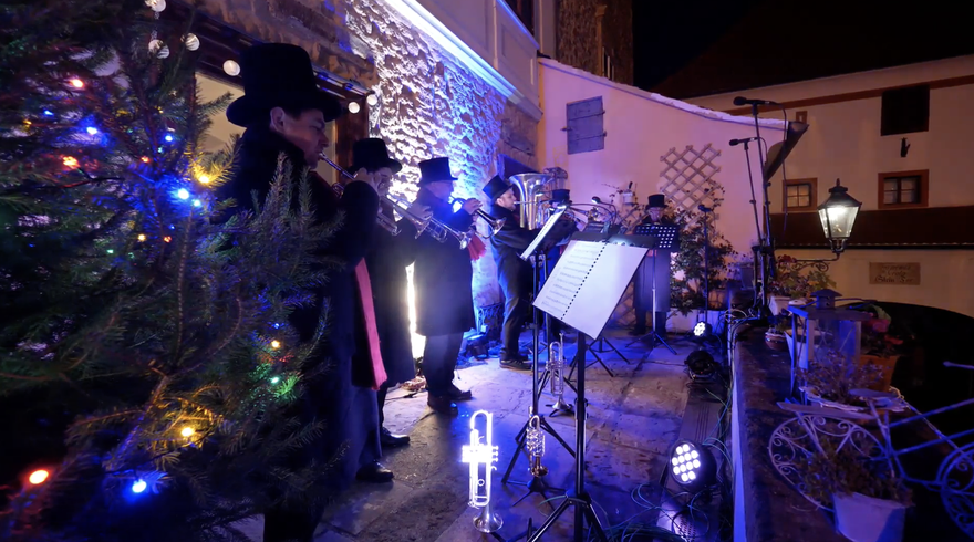 Božićni koncert na balkonu: Ad gloriam brass ansambl oduševio