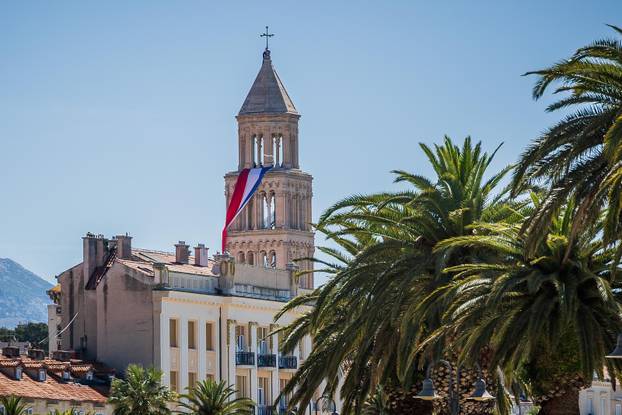 Zastave po Splitu povodom Dana državnosti