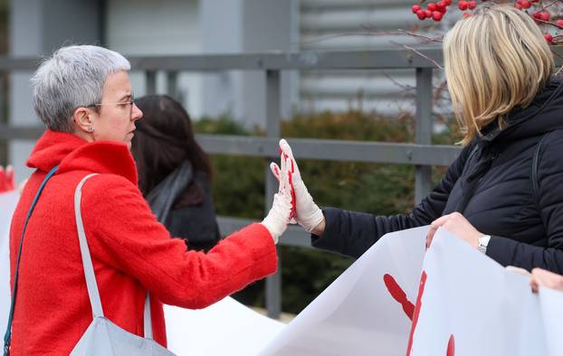 Zagreb: Mirna akcija solidarnosti sa svim žrtvama represivnog sustava u Srbiji ispred srpske ambasade