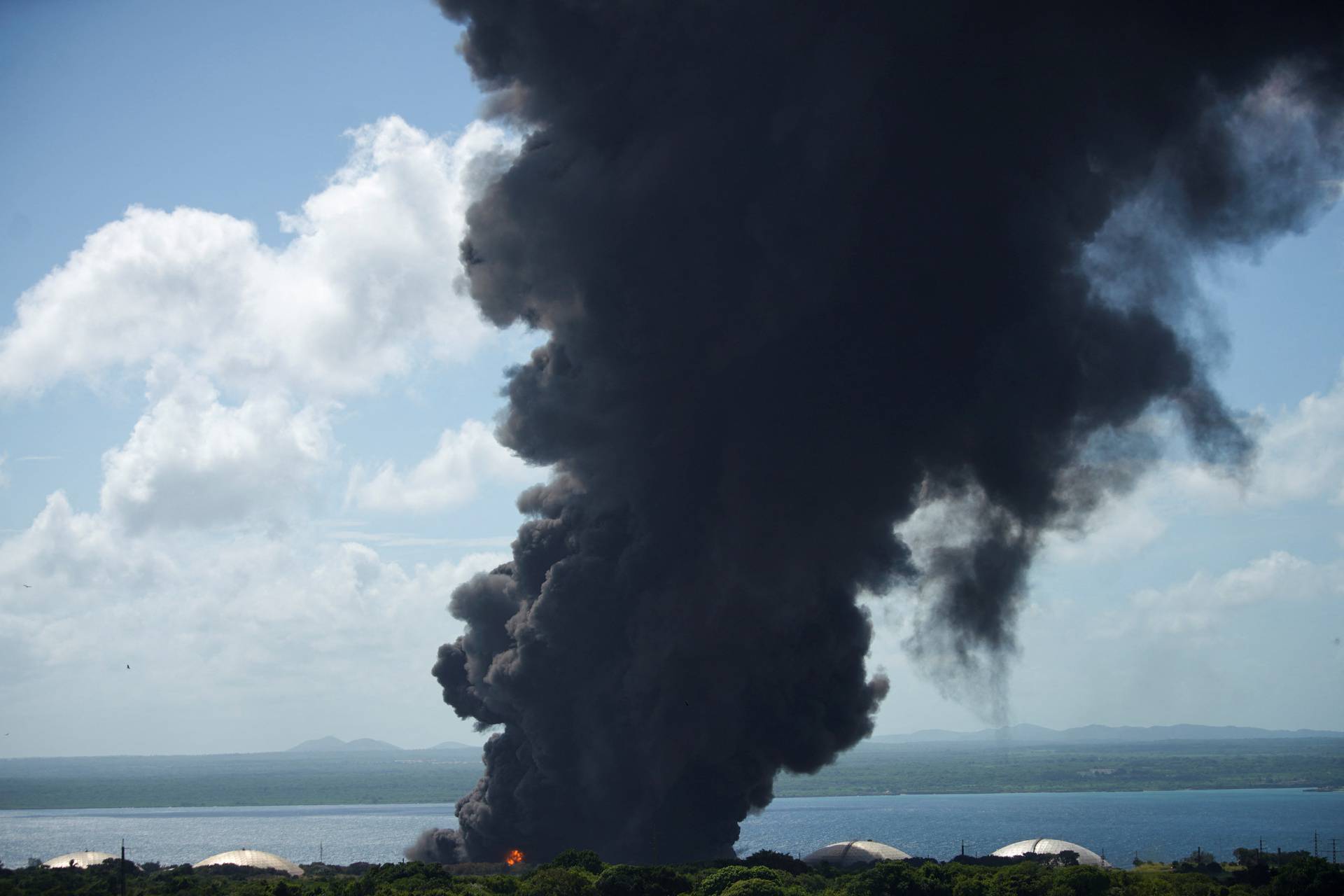 Major fire spreads at Cuban fuel storage facility hit by lightning