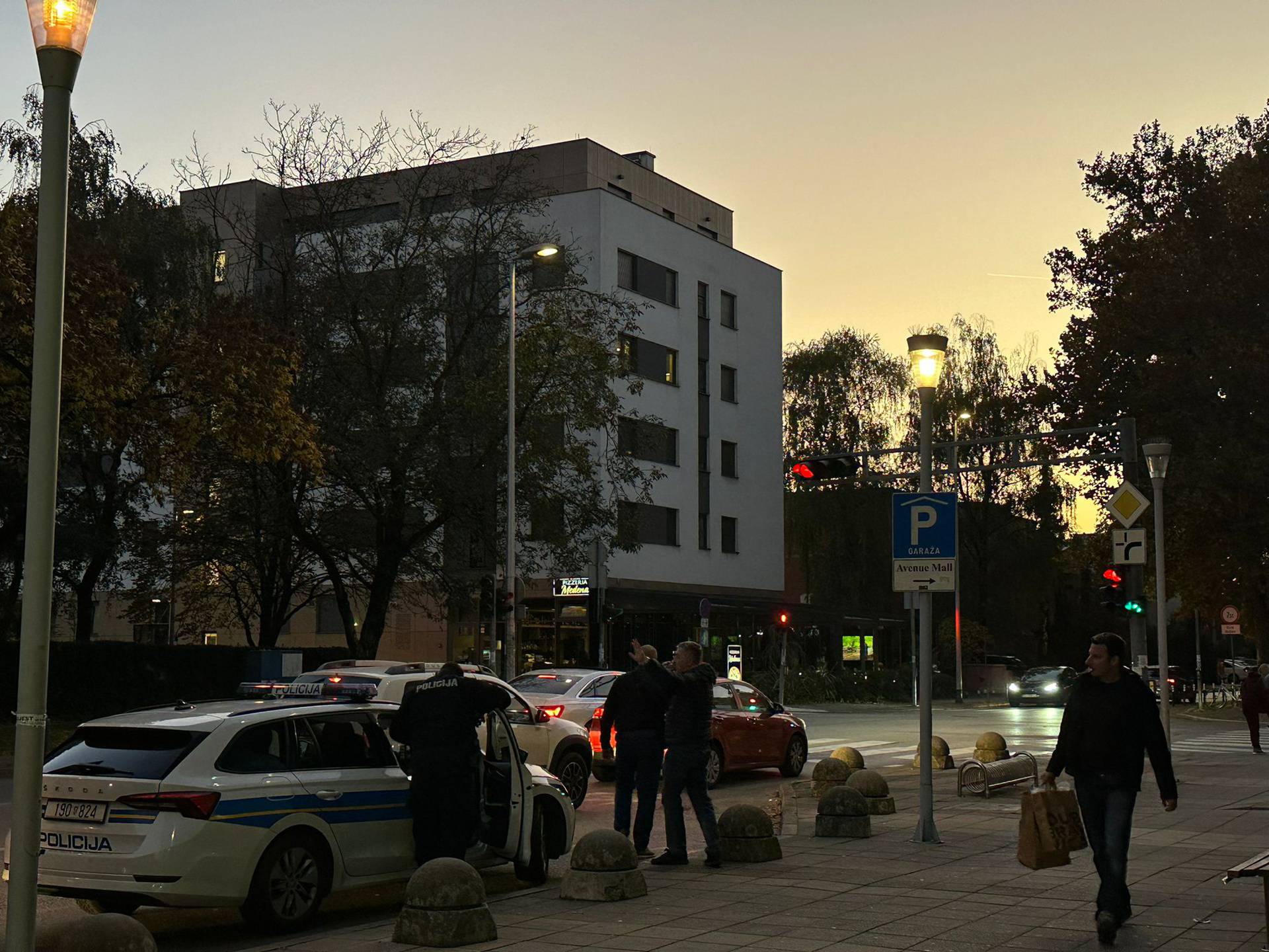 VIDEO Ovo je trenutak kad su policajci i hrabri građanin zaustavili lopova u Zagrebu!