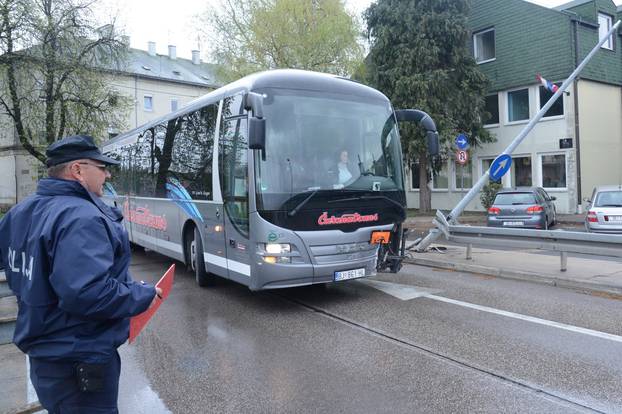 Sisak: Zbog skliskog kolnika autobus Äazmatransa zabio se u stup javne rasvjete