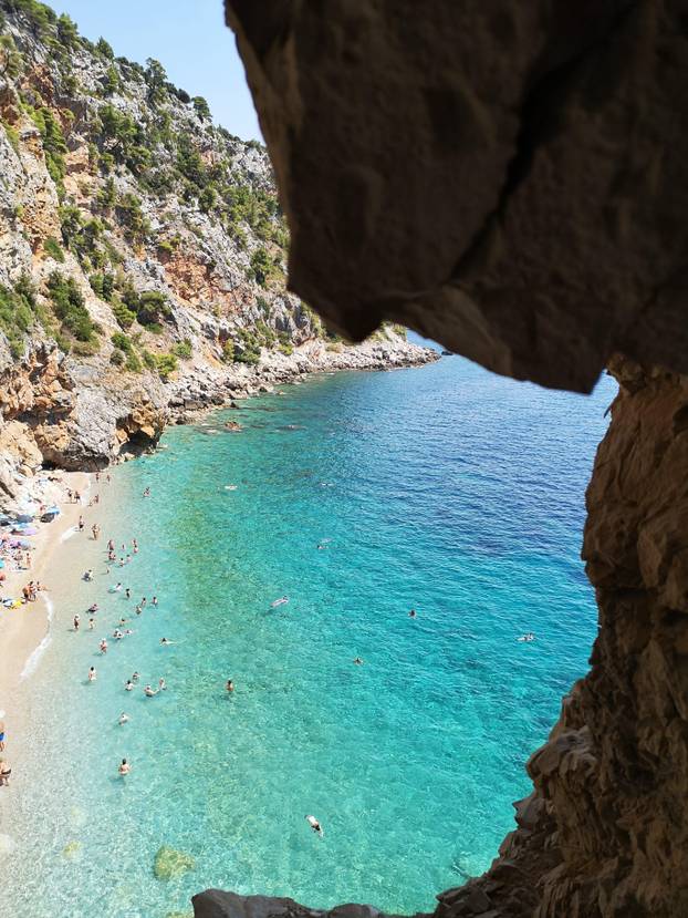 FOTO Ovako izgleda najljepša skrivena plaža u Hrvatskoj do koje je kamenje zatrpalo put