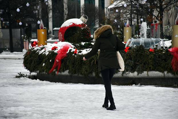 Zaleđene prometnice i javne površine Slavonskog Broda otežavaju kretanje građana