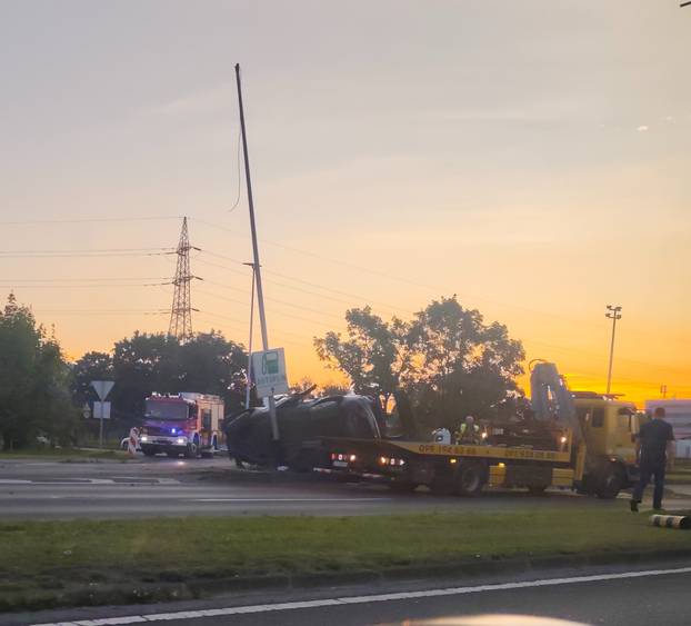 FOTO UŽASA Smrskani BMW na stupu, razbijeni Audi. Izvlačili ženu, muškarac visio s auta