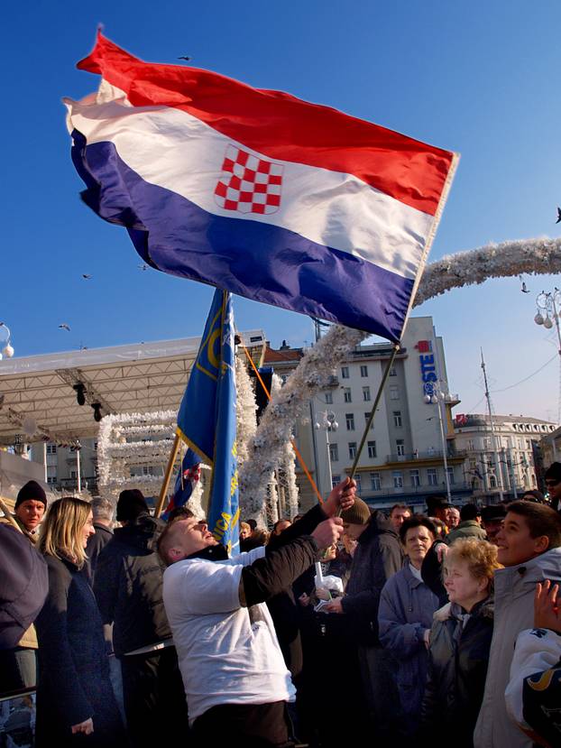 ARHIVA -  Tristotinjak osoba okupilo se na Jelačićevom trgu tijekom skupa podrške Gotovini