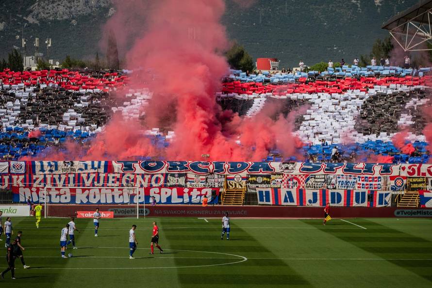 Split: Bakljada navijača na utakmici Hajduka i Dinama na Poljudu