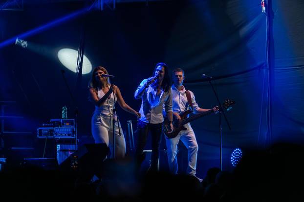 Pula: Dino Jelusić bio gost na koncertu Tonija Cetinskog