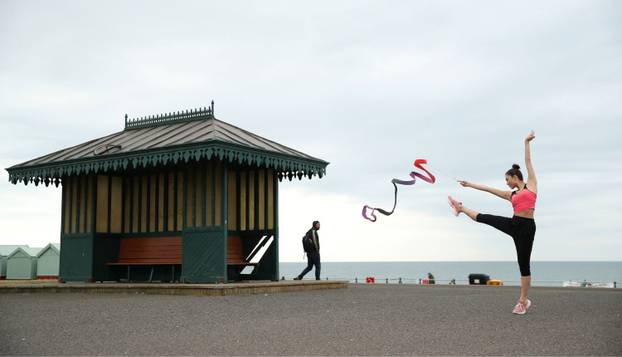 Ritmička gimnastičarka trenira na plaži u Velikoj Britaniji uz znatiželjne poglede prolaznika