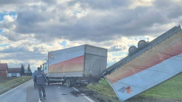 Nevjerojatno! Pogledajte kako je jak vjetar na cesti u Slavoniji prevrnuo prikolicu kamiona