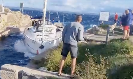 VIDEO Turisti u jedrilici po jakoj buri pokušali su uploviti u luku na Lošinju. Nije dobro prošlo...