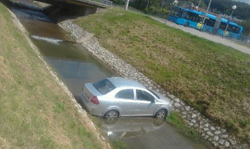 Umjesto kočnice, stisnula je gas pa auto završio u potoku