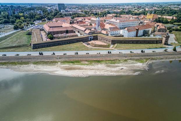 Pogled iz zraka na rekordno nizak vodostaj rijeke Drave kod Osijeka