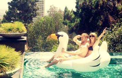 Taylor Swift i Calvin Harris se opuštaju na gumenom labudu