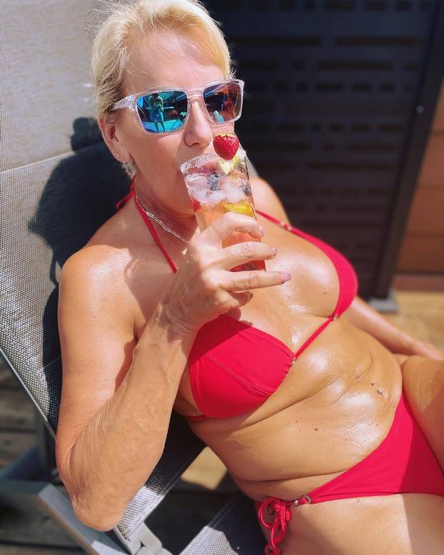 FOTO Policajka (61) dala otkaz i postala hit na internetu: Mnogi bi voljeli da ih 'privede'...