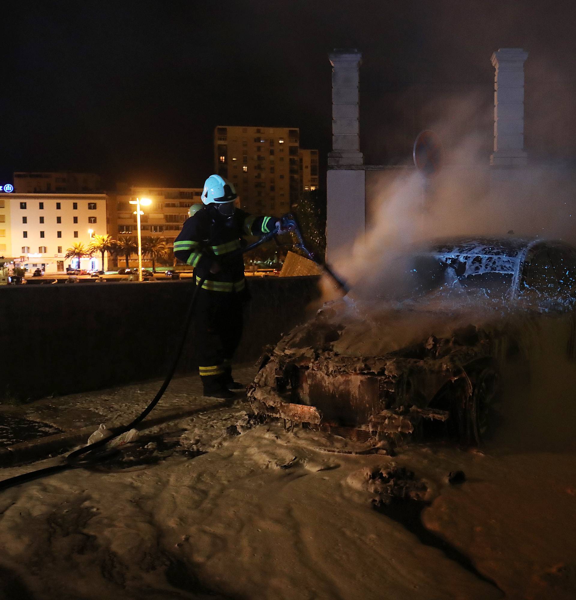 Buktinja kod zadarskih zidina: U noći izgorio luksuzni BMW