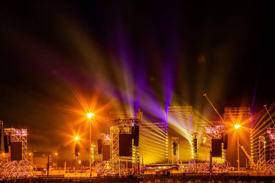 Zagreb: Spektakularna svjetlosna proba na Hipodromu uoči Thompsonovog koncerta