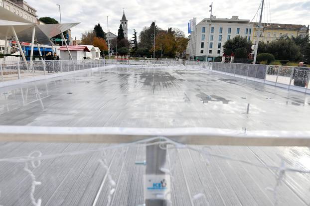 Šibenik: Zapo?eo proces zale?ivanja plohe klizališta