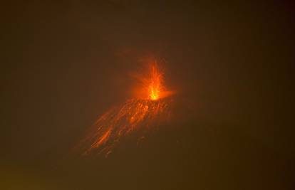 Eruptirao vulkan u Ekvadoru, lava je blokirala okolne ceste