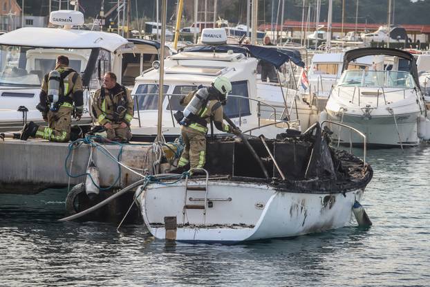 Split: Požar u lučici Špinut