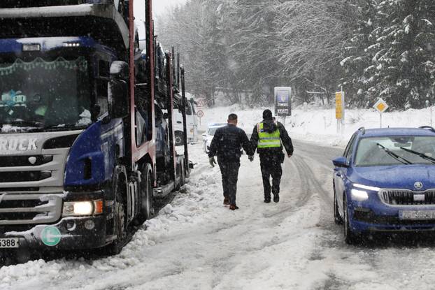 Delnice: Snijeg otežava promet kroz Gorski kotar