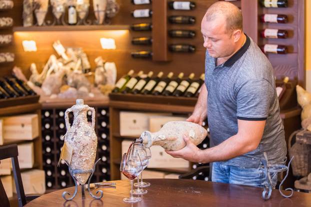 Na otoku Pelješcu čuvaju vino u amforama u moru na dubini 20 metara