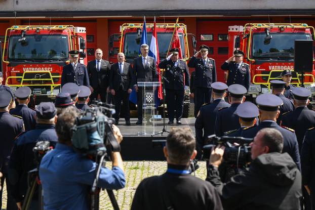 Zagreb: Svečana primopredaja vatrogasnih vozila