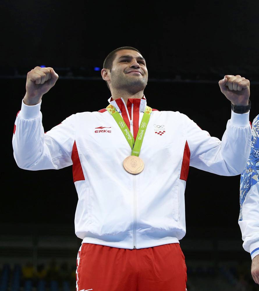 Boxing - Men's Super Heavy (+91kg) Victory Ceremony