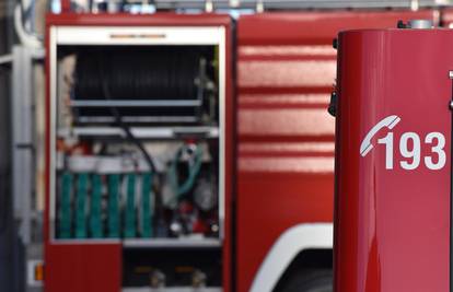 Požar u Kaštel Novom ugasilo 26 vatrogasaca i dva kanadera