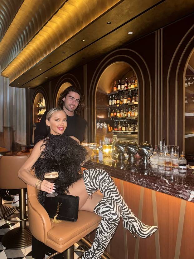 Za njih nema hladnoće i magle! Šime i Maja u badićima pozirali kraj bazena, 'padali' i zagrljaji