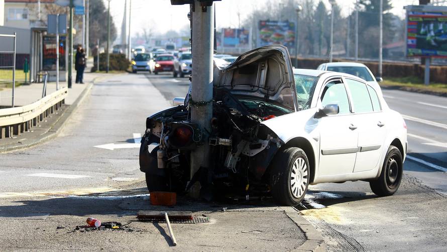 Zagreb: Automobil smrskan nakon Å¡to se zabio u stup semafora, nekoliko ozlijeÄenih