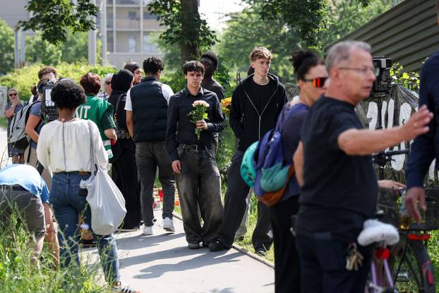 Graz: Dan nakon pokolja u školi brojni građani i učenici polažu cvijeće i pale svijeće za ubijene