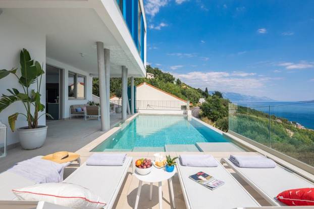 Bazen, sauna, teretana i dvije plaže na 'par koraka' - evo što sve nudi raskošna vila u Omišu