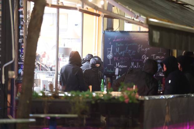 Zagreb: Maskirani muškarci otpjevali svoje ispred Srpskog kulturnog centra i razišli se nakon dolaska interventnih policajaca