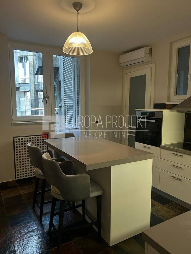 FOTO Zlatna tuš kabina, telefon kraj WC-a! Ovaj stan iznajmljuju na Trgu u Zagrebu. I cijena je hit