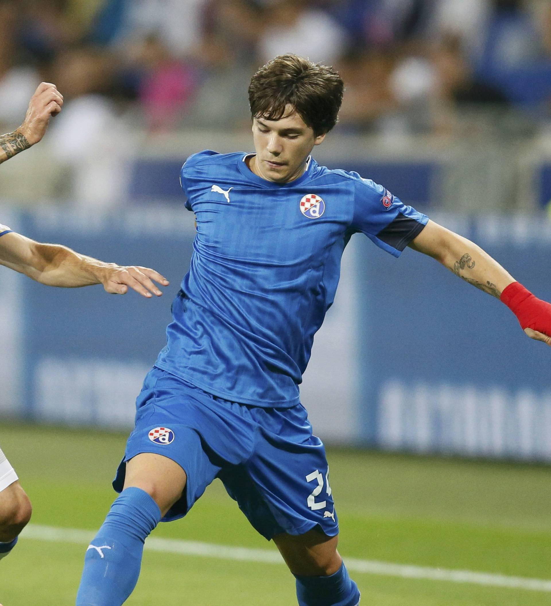 Olympique Lyon's Sergi Darder in action with Dinamo Zagreb's Ante Benkovic