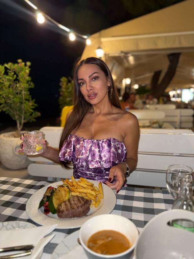 FOTO Pokušajte ju gledati u oči! Žanamari na seksi snimci izlazi iz mora u minijaturnom badiću