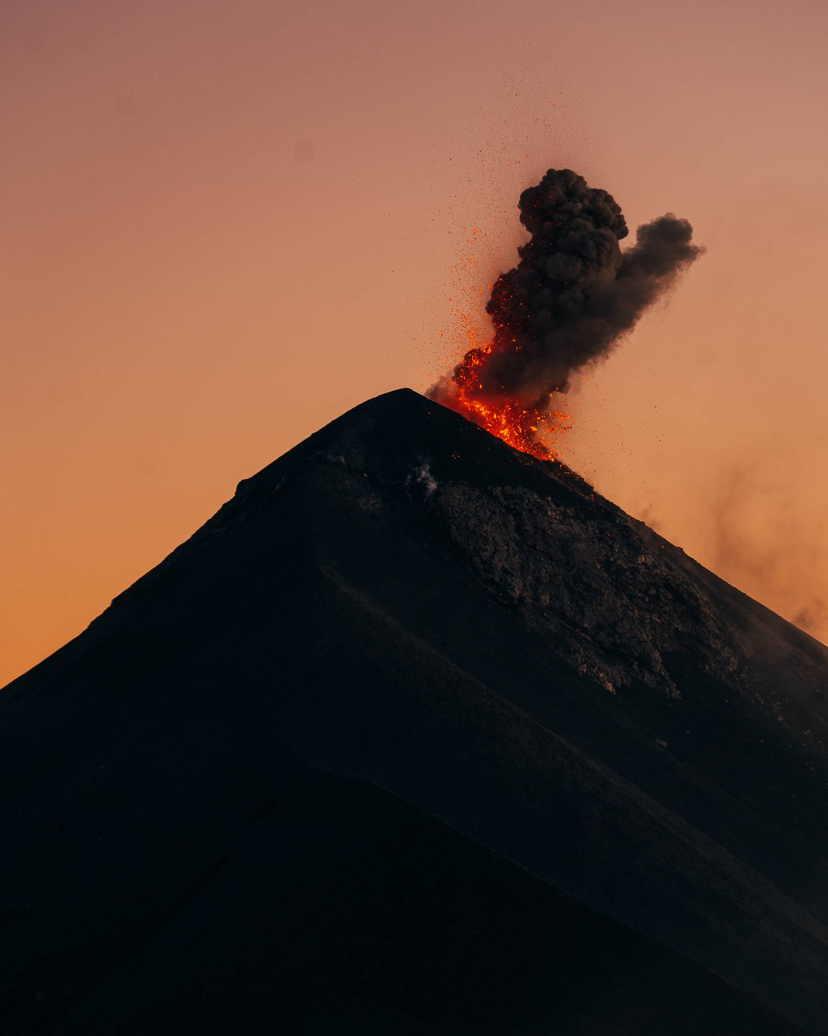 Pogled na vulkan Fuego: Cijelu noć slušali smo igru eksplozija