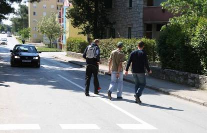 Udario pješaka na zebri, slomio mu noge i pobjegao