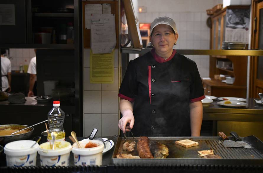 Zvečaj: Kuharica od gazde dobila auto na poklon za 20 godina rada