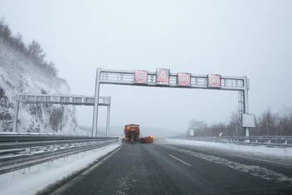 Prvi ovogodišji snijeg zabijelio je Gorski Kotar