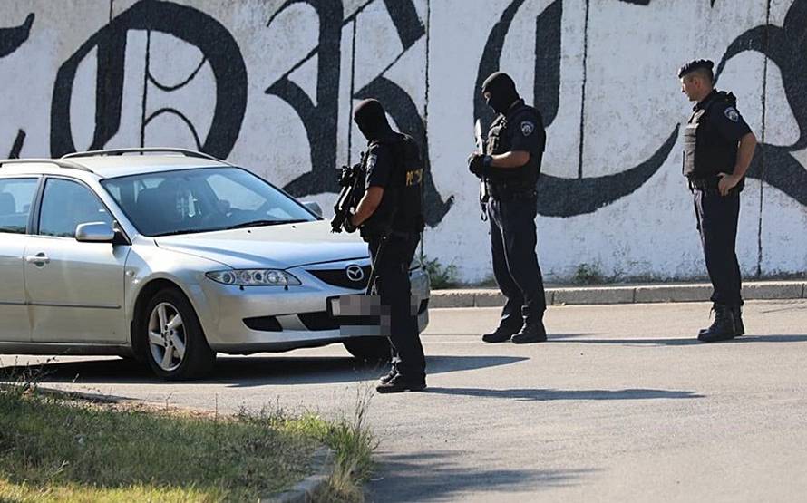 Policija zna tko je pucao na taksista, ali još traže napadače