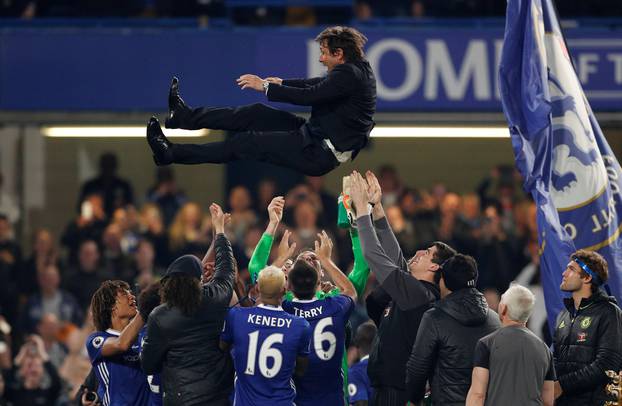 Chelsea players celebrate with manager Antonio Conte  after the match