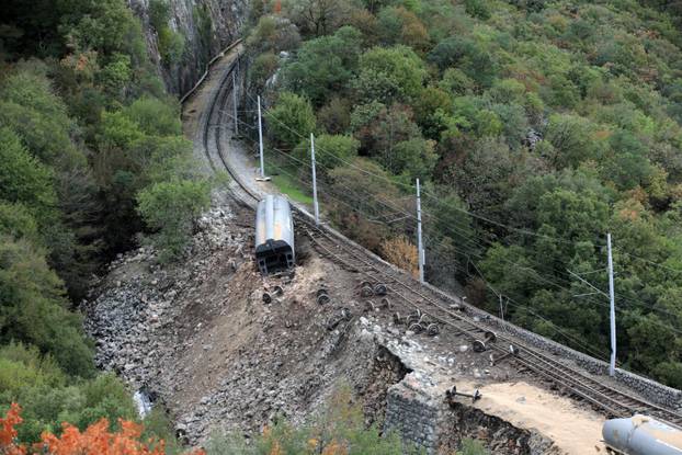 Teretnom vlaku kod Rijeke otkazale kočnice, iskočio s tračnica