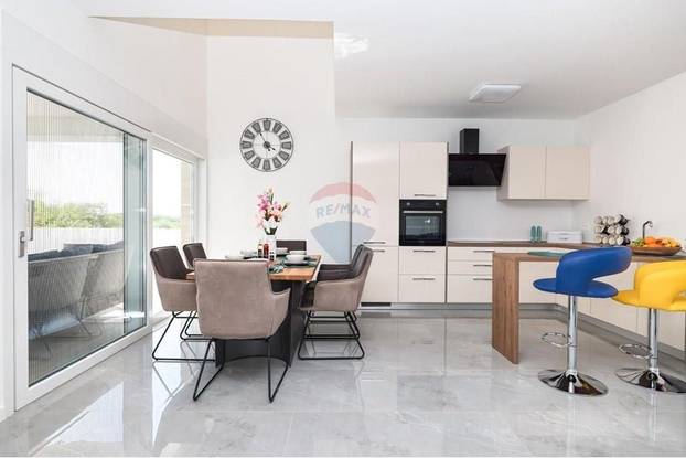 FOTO Pogledajte kuću koju su izgradili usred polja u Grbama: Stoji samo pola milijuna eura...